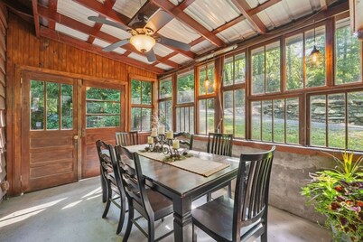 Welcoming 4-bedroom cabin near Linville Falls