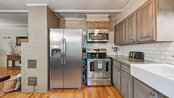 Een magnetron, een oven, een kookplaat, een vaatwasser