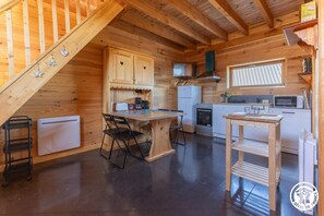 Réfrigérateur, four à micro-ondes, un four, lave-vaisselle