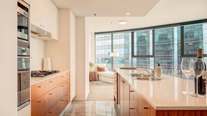 ثلاجة، ميكروويف، فرن، موقد طهي مسطح