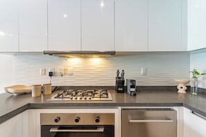 Frigorífico, microondas, horno y placa de cocina