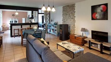 Televisie en een open haard