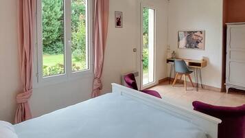 4 slaapkamers, een strijkplank/strijkijzer, reisbedje, gratis wifi