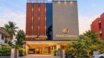 Un hotel con fachada moderna, un logotipo destacado y una entrada acogedora.