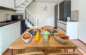Una cocina moderna con una mesa lista para el desayuno.