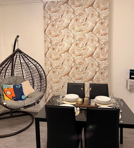 3-Bedroom Home in Walsall | Sleeps 6 | Ideal for Families & Work Stays