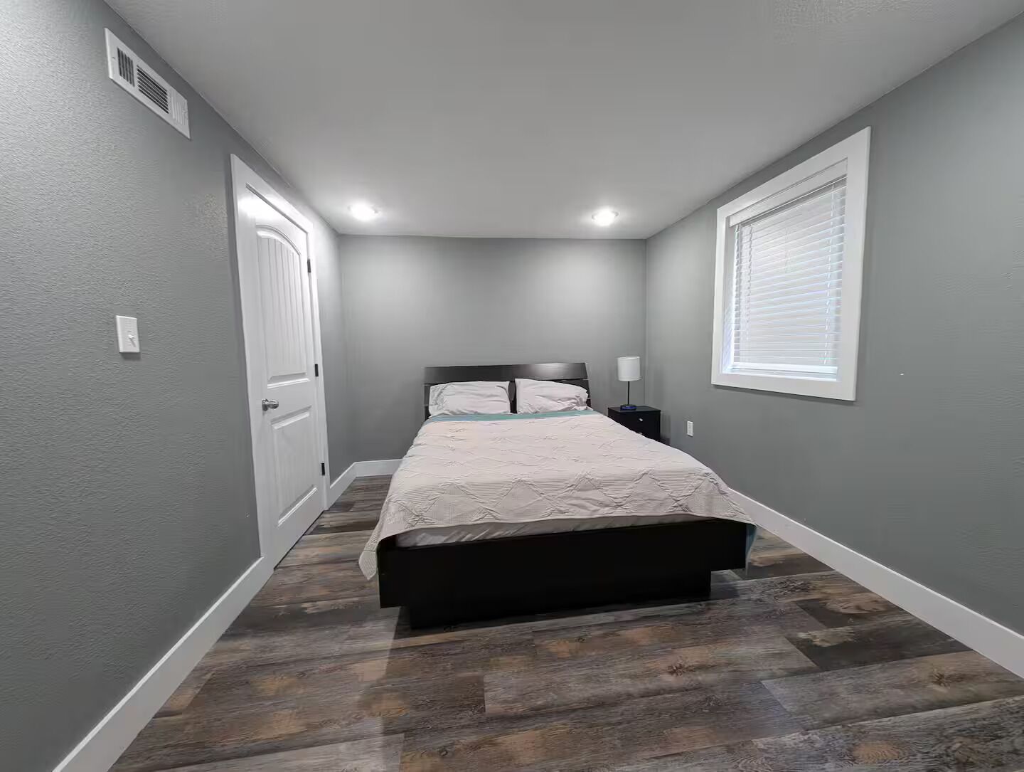 2 عدّة غرف نوم ومكواة/لوح كي وواي فاي وملاءات أسرّة