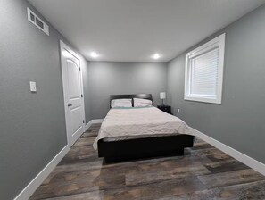 2 habitaciones, tabla de planchar con plancha, wifi y ropa de cama 