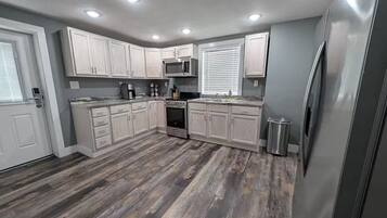 Mikrovågsugn, ugn, spishäll och diskmaskin