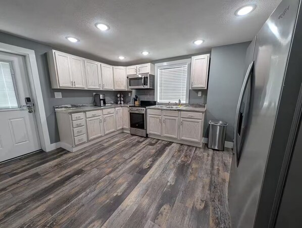 Microondas, horno, parrilla de estufa y lavavajillas 