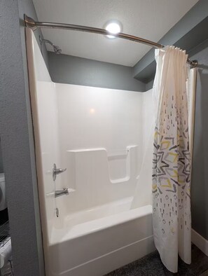 Secadora de cabello, toallas, jabón, papel de baño 