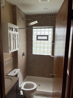 Serviettes fournies, savon, papier de toilette