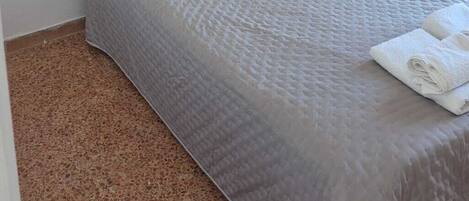 1 habitación, tabla de planchar con plancha, internet y ropa de cama