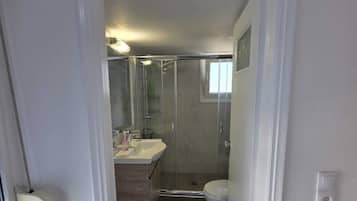 SĂšche-cheveux, serviettes fournies