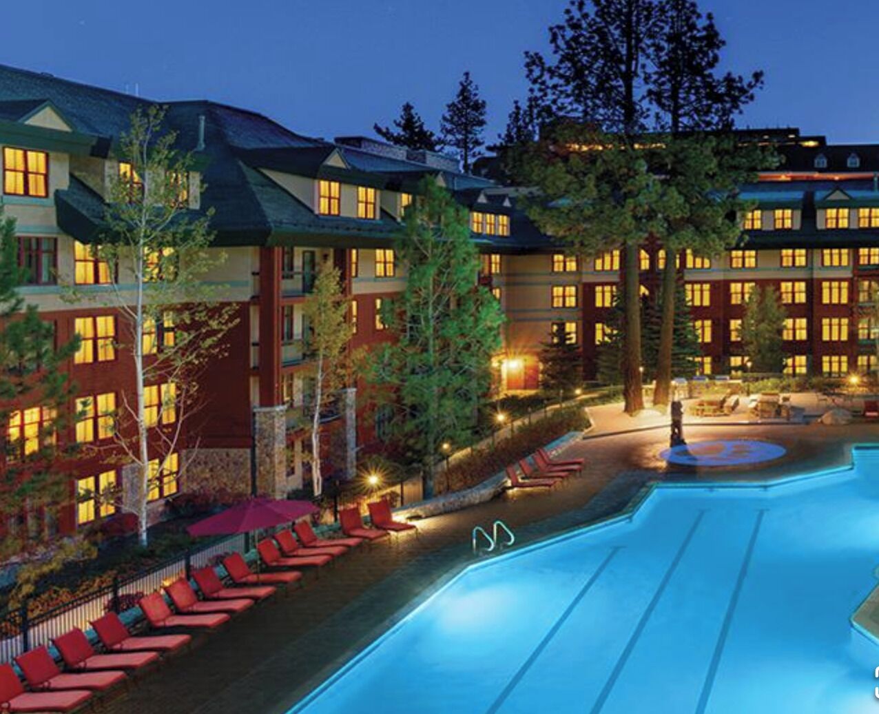 Een buitenzwembad en een verwarmd zwembad