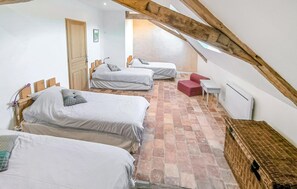 4 bedrooms, travel crib, free WiFi