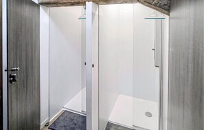 Shower - Nice home in Parennes with outdoor swimming pool (Parennes)