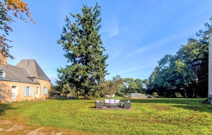 Property grounds - Nice home in Parennes with outdoor swimming pool (Parennes)