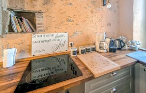 Fridge, microwave, oven, stovetop - Nice home in Parennes with outdoor swimming pool (Parennes)
