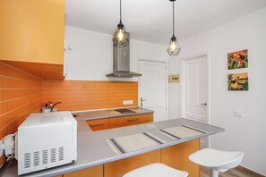 ثلاجة، ميكروويف، فرن، موقد طهي مسطح