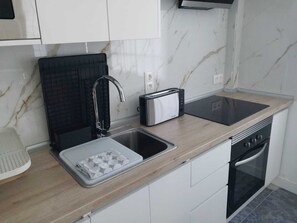 Réfrigérateur, micro-ondes, four, plaque de cuisson