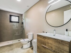 Dusj, hårføner og håndklær