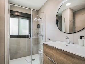 Dusche, Haartrockner, Handtücher