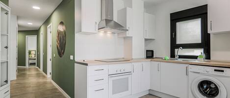 Kylskåp, mikrovågsugn, ugn och spishäll