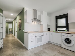 ثلاجة، ميكروويف، فرن، موقد طهي مسطح