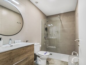 Dusj, hårføner og håndklær