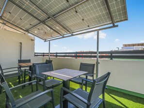 Outdoor dining - City Hub Stay Tenefe (Vecindario)