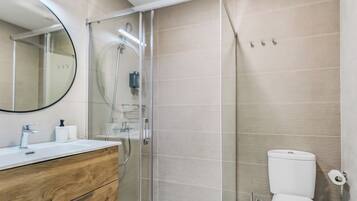 Dusche, Haartrockner, Handtücher