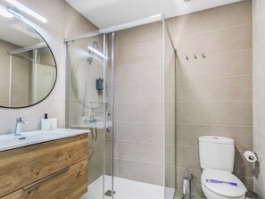 Douche, sèche-cheveux, serviettes fournies