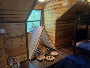 2 bedrooms, travel cot, free WiFi, bed sheets