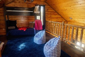 2 bedrooms, travel crib, free WiFi, bed sheets