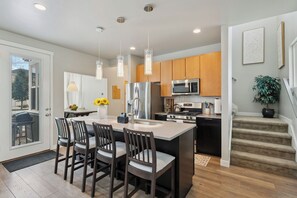 Réfrigérateur, four à micro-ondes, un four, surface de cuisson