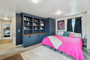 3 chambres, fer et planche à repasser, lit de bébé portatif