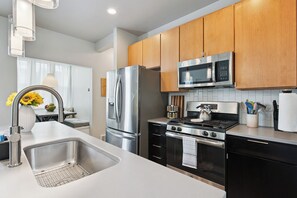 Réfrigérateur, four à micro-ondes, un four, surface de cuisson