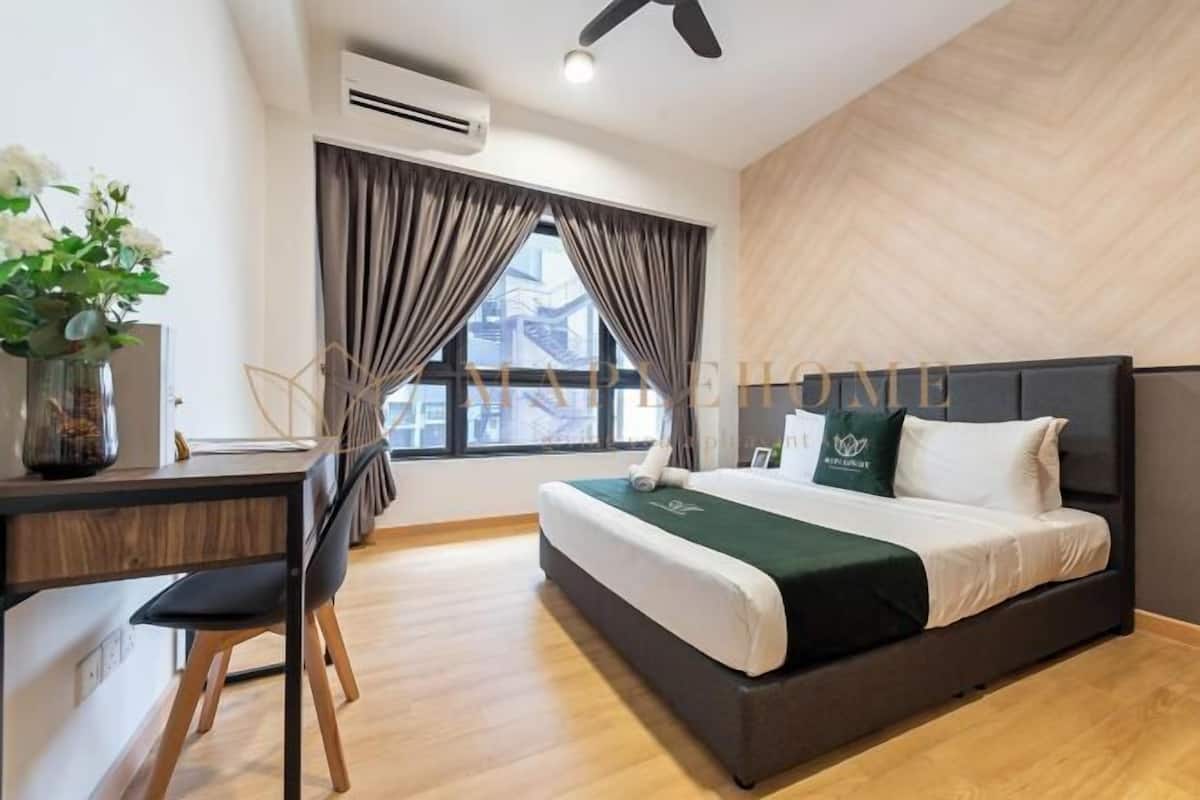 Una habitación de hotel moderna con cama, escritorio y silla.