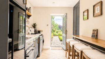 A modern kitchen with a view to a garden.