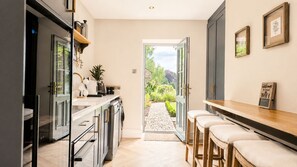 Cozinha moderna com vista para um jardim.