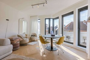 1 bedroom, desk - The Sassy Summit - Chic Comfort Views Good Vibe (Ghent)