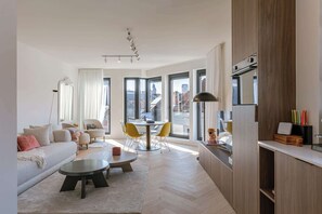 1 bedroom, desk - The Sassy Summit - Chic Comfort Views Good Vibe (Ghent)