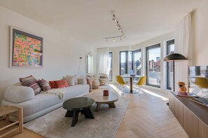 1 bedroom, desk - The Sassy Summit - Chic Comfort Views Good Vibe (Ghent)