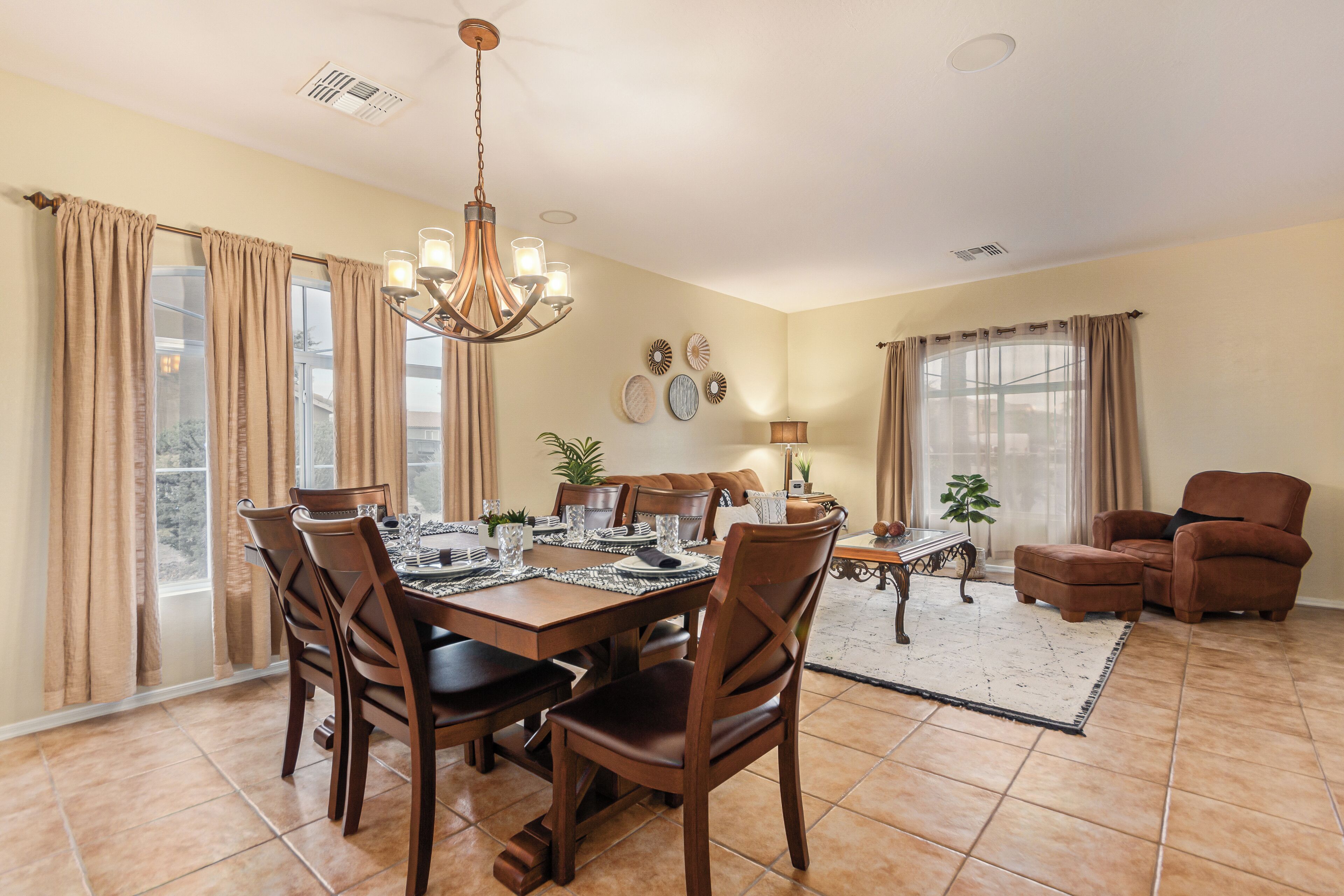 Nhà, nhiều giường, có thể sử dụng hồ bơi, quang cảnh thành phố (Blackfoot Two San Tan Valley) | Khu ăn uống