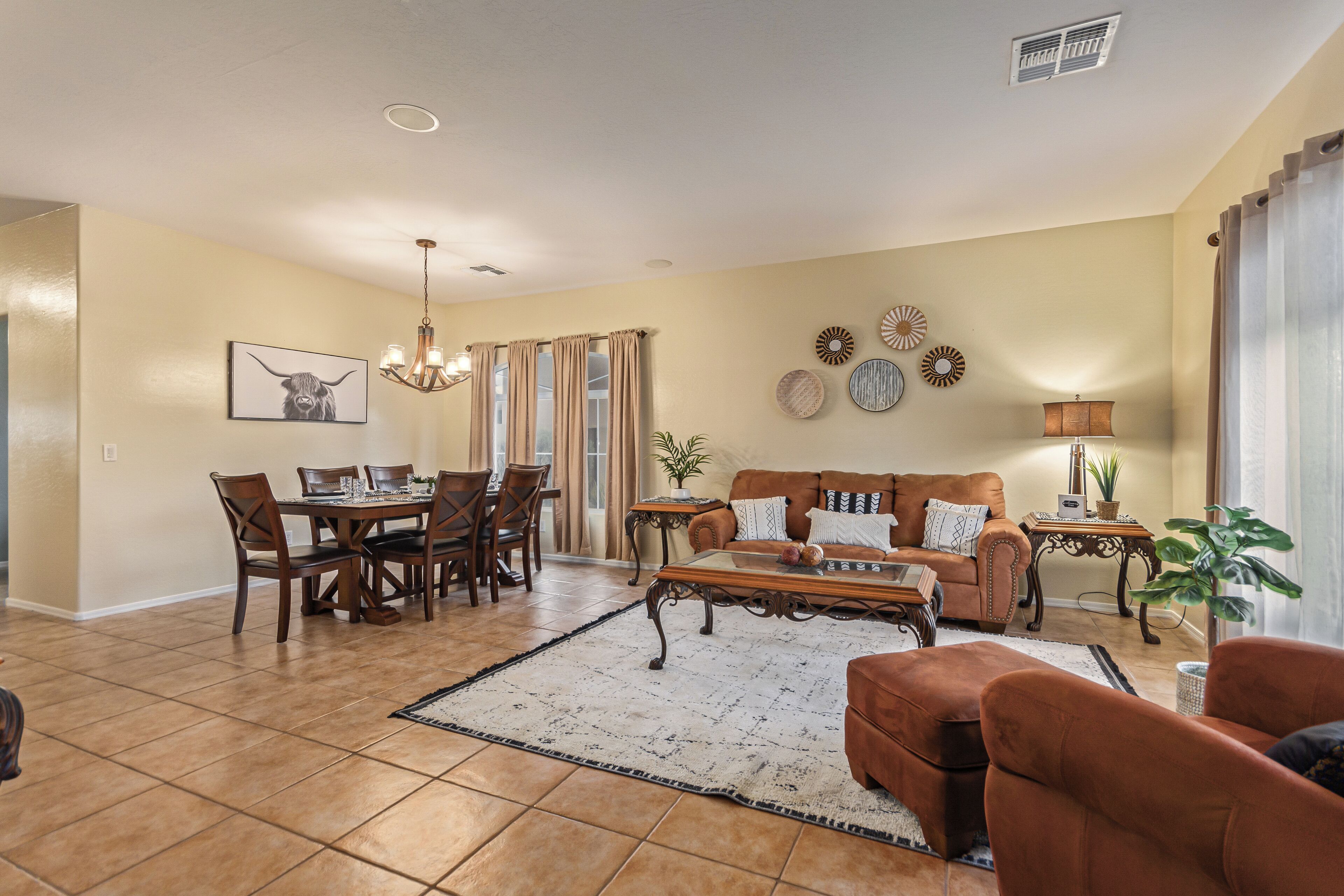 Talo, useita sänkyjä, pääsy uima-altaalle, kaupunkinäköala (Blackfoot Two San Tan Valley) | Oleskelualue