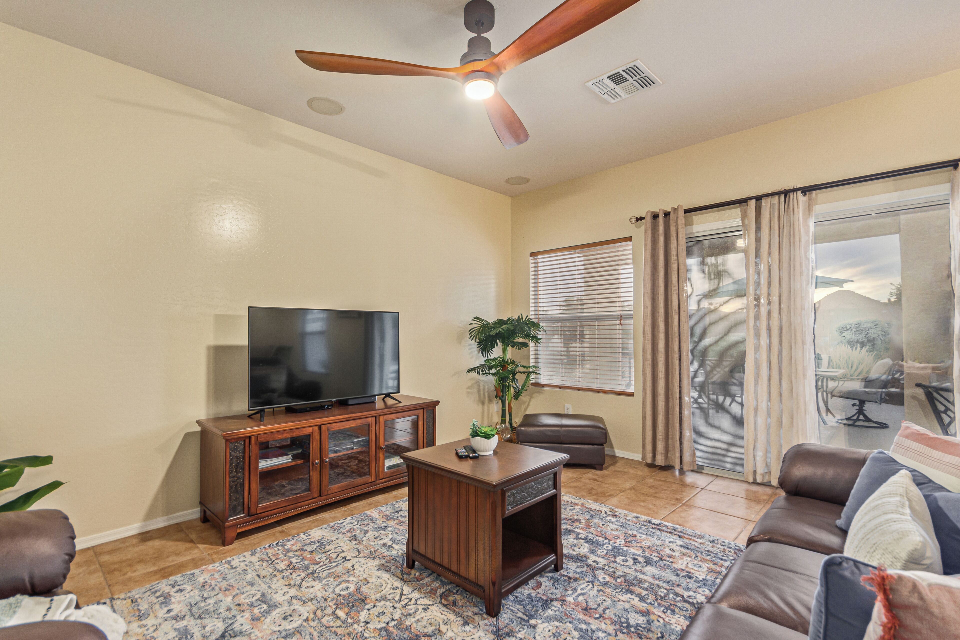 Nhà, nhiều giường, có thể sử dụng hồ bơi, quang cảnh thành phố (Blackfoot Two San Tan Valley) | Khu phòng khách