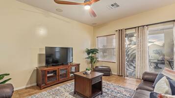 Nhà, nhiều giường, có thể sử dụng hồ bơi, quang cảnh thành phố (Blackfoot Two San Tan Valley) | Khu phòng khách