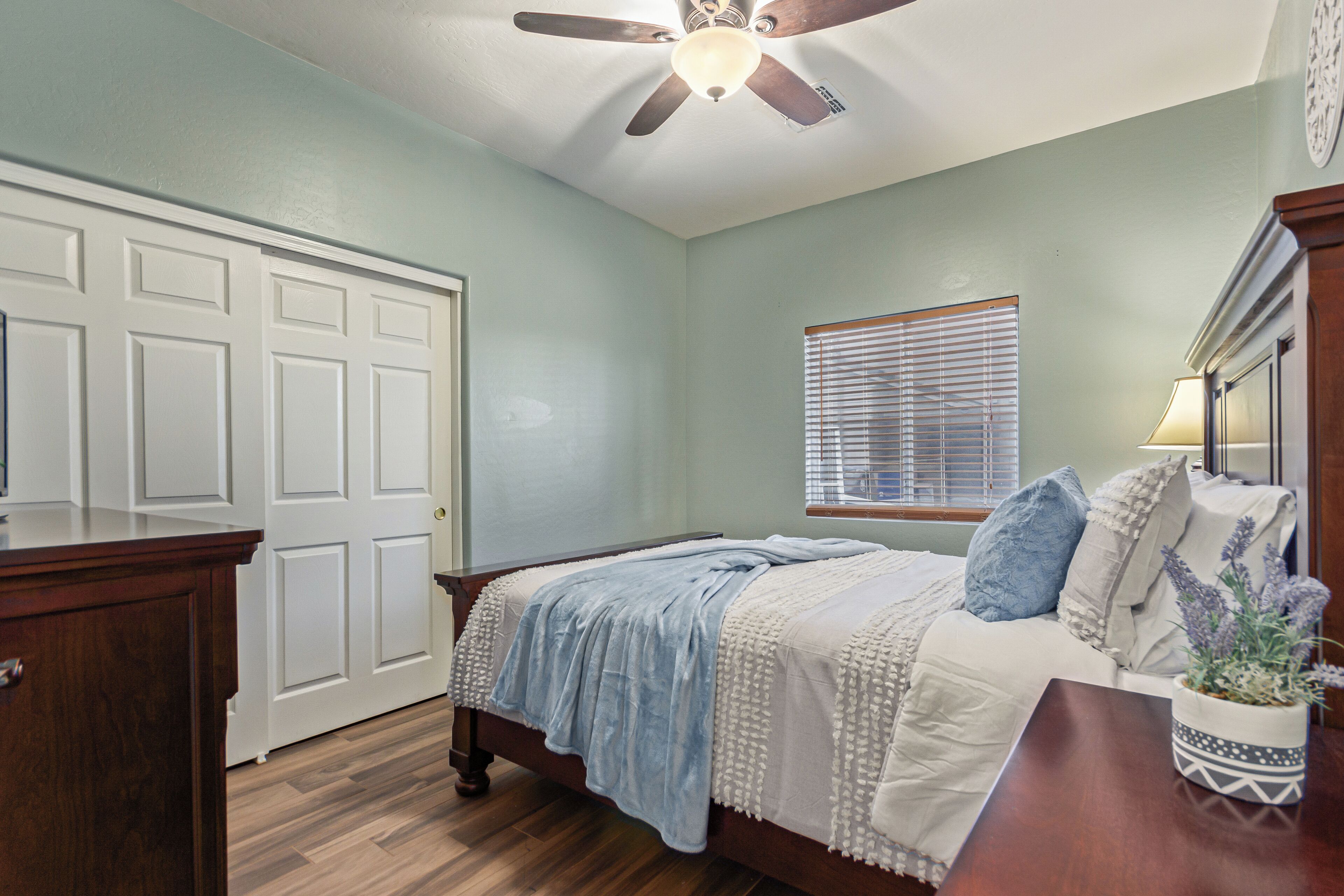 Nhà, nhiều giường, có thể sử dụng hồ bơi, quang cảnh thành phố (Blackfoot Two San Tan Valley) | 3 phòng ngủ 