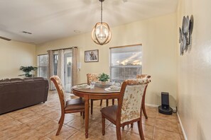 Casa, varias camas, acceso a la alberca, vista a la ciudad (Blackfoot Two San Tan Valley) | Restaurantes